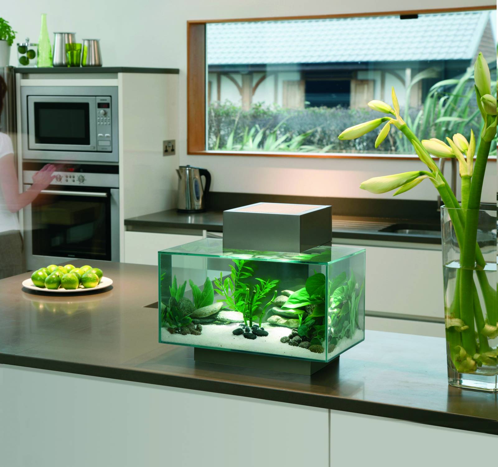 аквариум в барной стойке на кухне