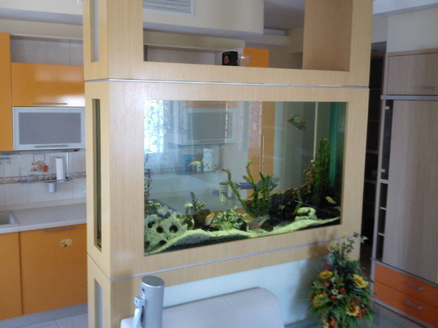 аквариум в барной стойке на кухне
